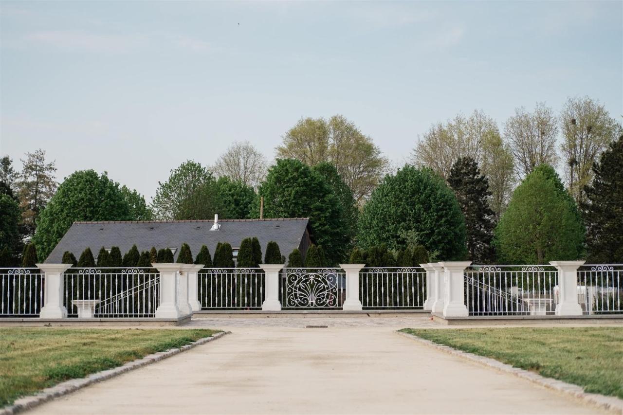 Domaine Les Jardins Darsene Bed & Breakfast Tinténiac Exterior photo